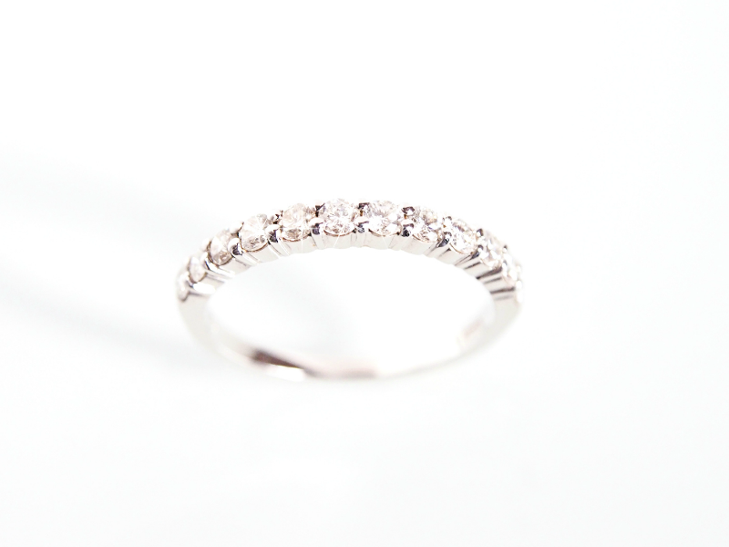 婚約指輪や結婚指輪としても人気のハーフエタニティダイヤモンドリング
