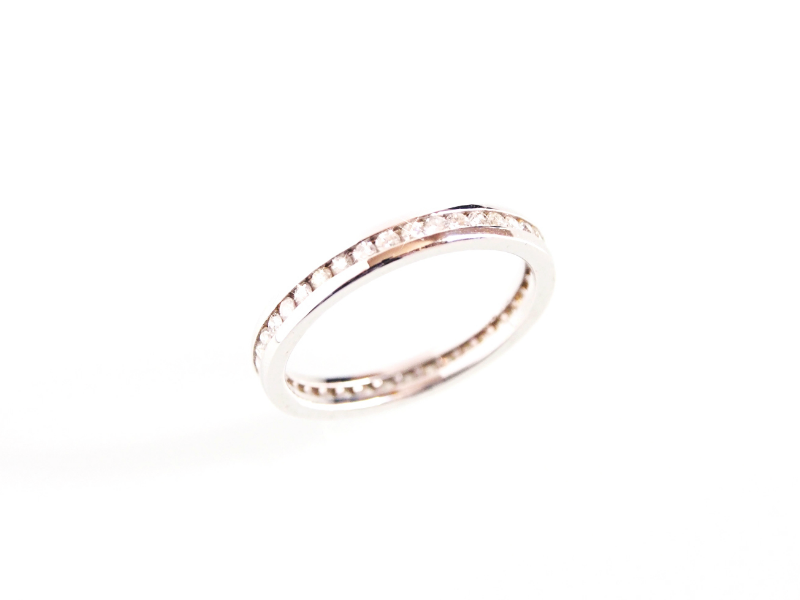 レディース 婚約指輪や結婚指輪としても人気のフルエタニティダイヤモンドリング