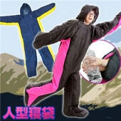 足を自在に動かせる！アウトドアの新時代。「人型寝袋」