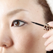 1本で二役アイライナーヴィーナ 2Ways アイライナー