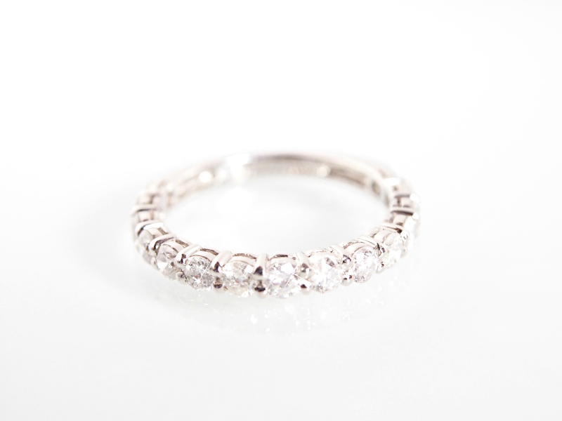 婚約指輪や結婚指輪としても人気のハーフエタニティダイヤモンドリング